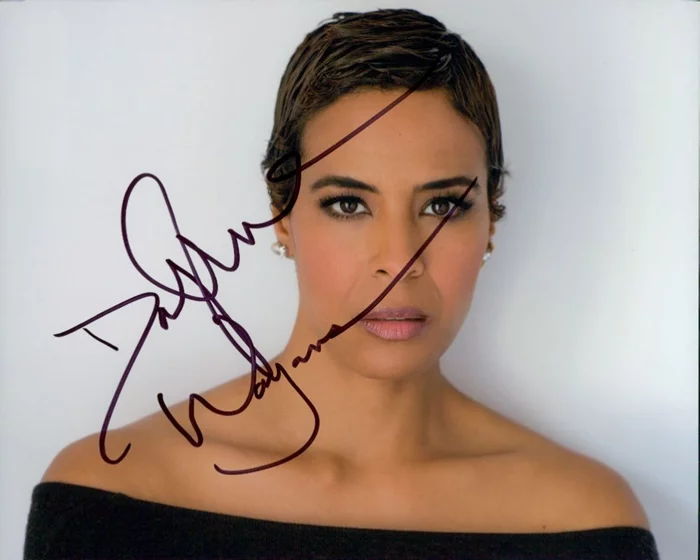 Daphne Wayans autograph
