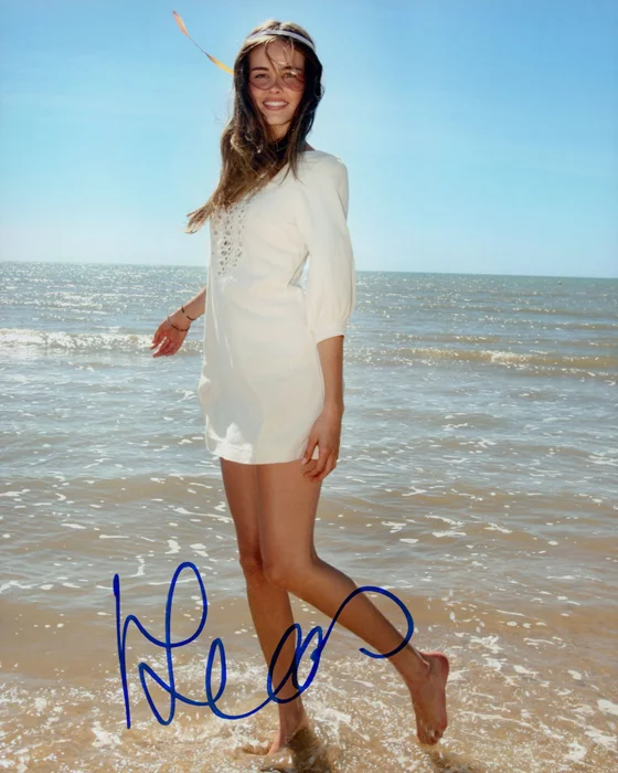 Isabel Lucas autograph