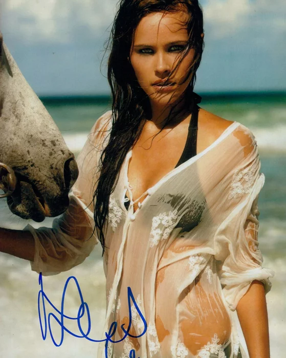 Isabel Lucas autograph