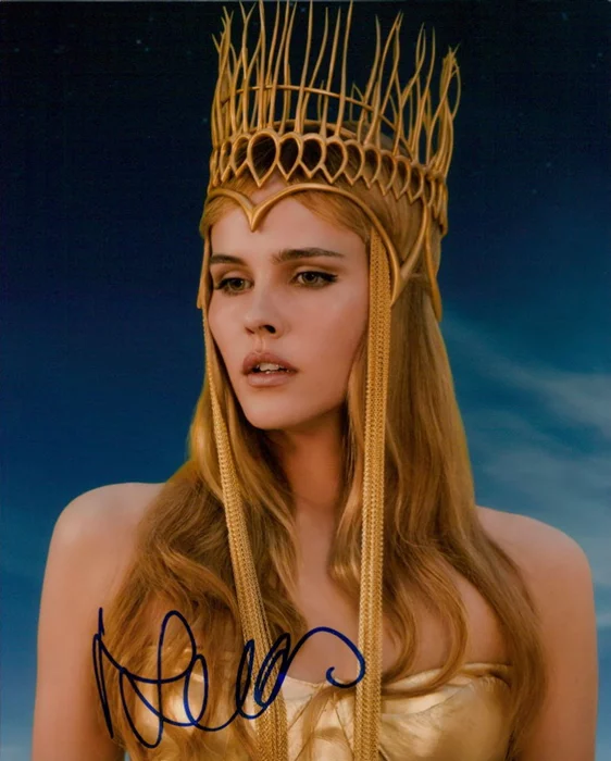 Isabel Lucas autograph