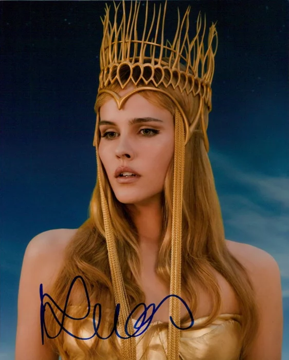 Isabel Lucas autograph
