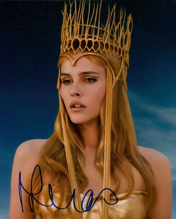 Isabel Lucas autograph