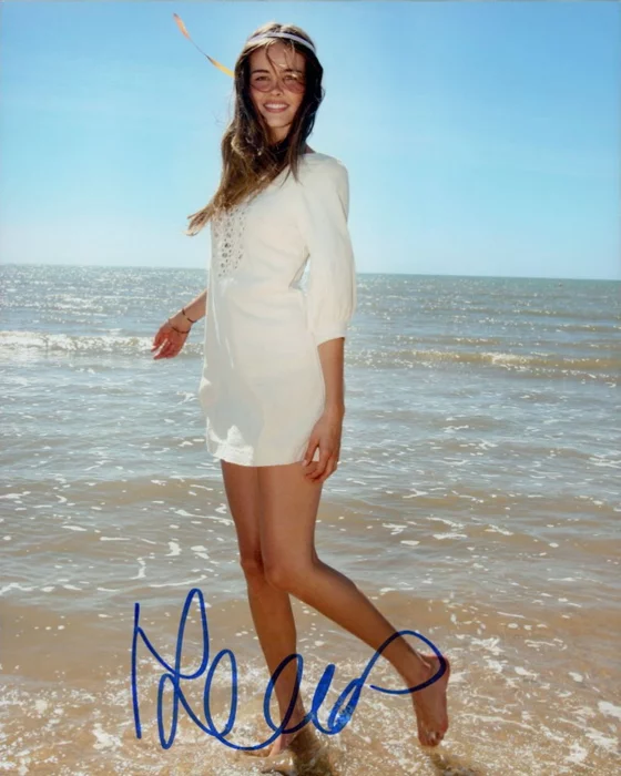 Isabel Lucas autograph