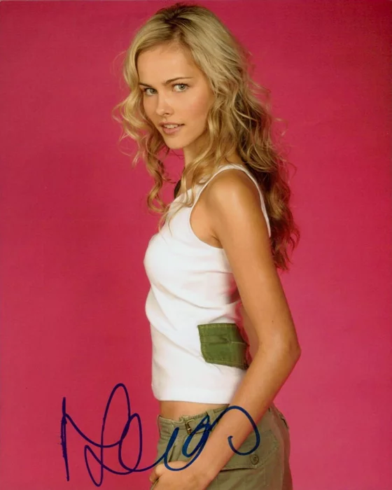 Isabel Lucas autograph