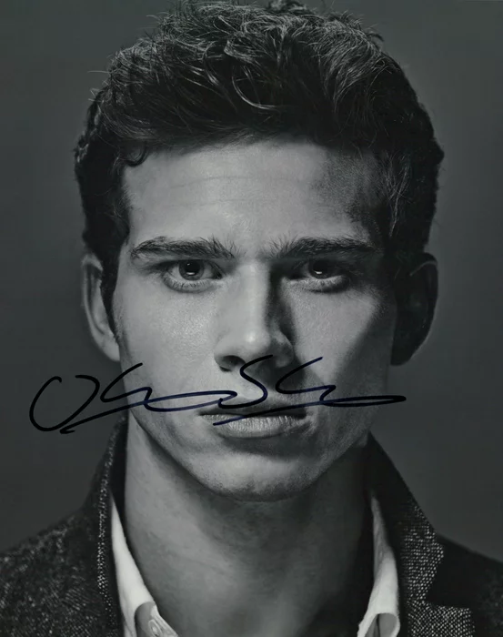 Oliver Stark autograph