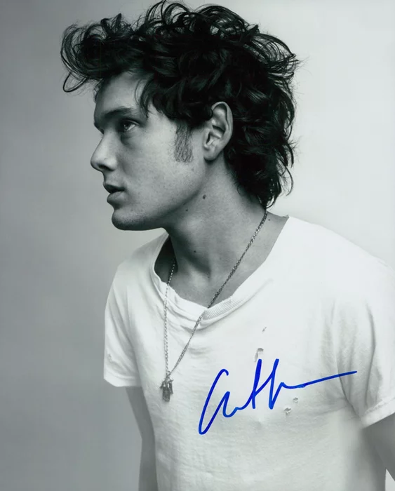 Anton Yelchin autograph