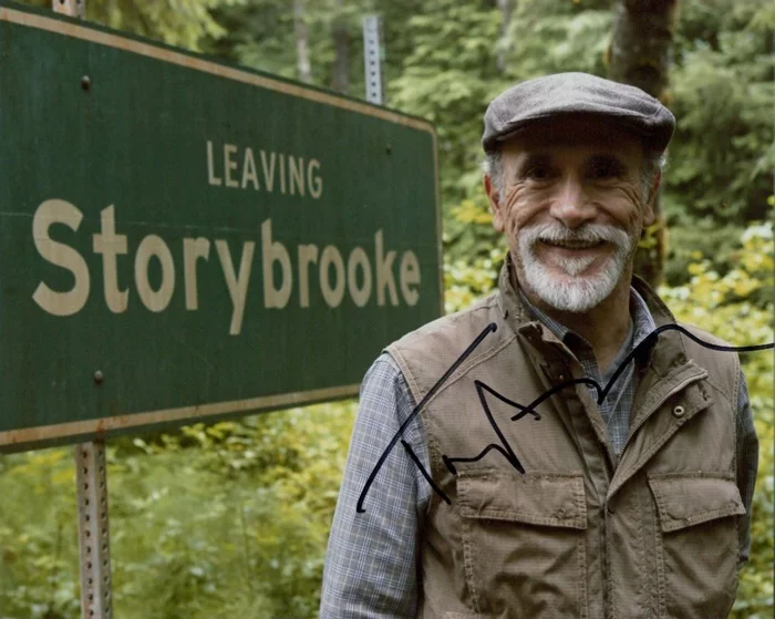 Tony Amendola autograph