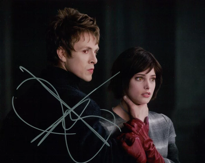 Charlie Bewley autograph
