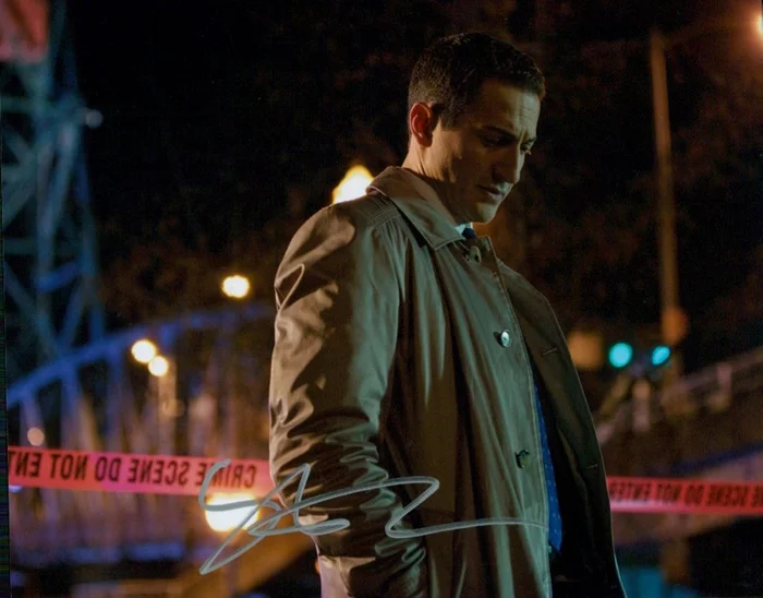 Sasha Roiz autograph