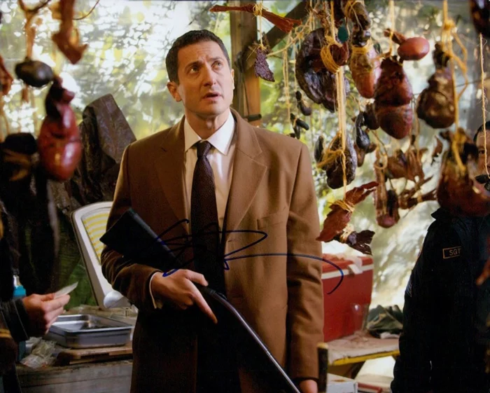 Sasha Roiz autograph