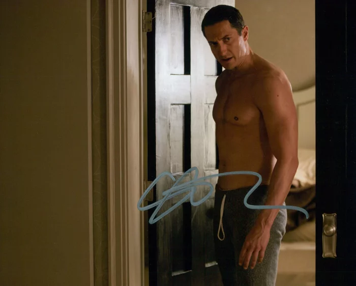 Sasha Roiz autograph