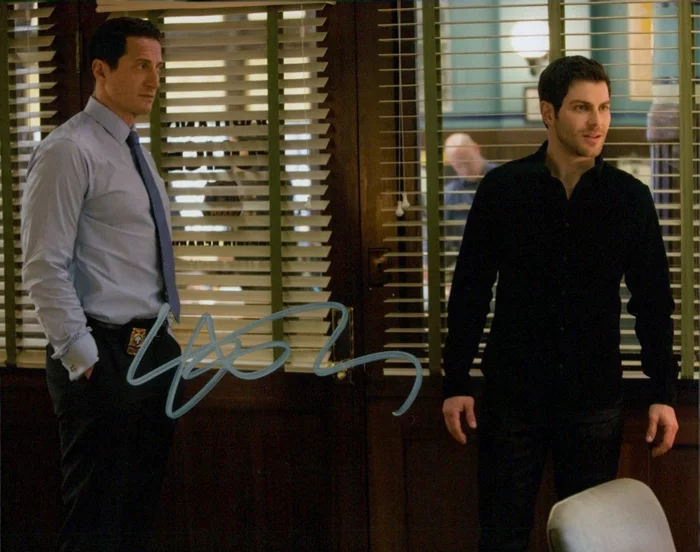 Sasha Roiz autograph