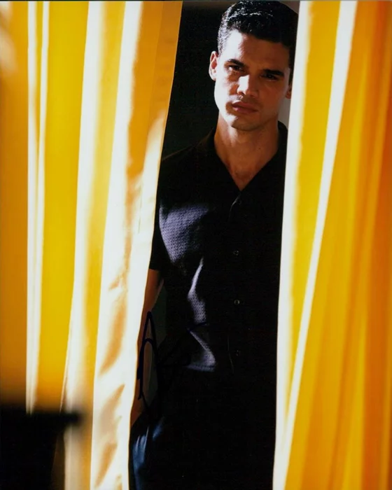 Steven Strait autograph