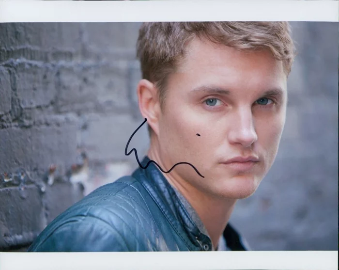 Toby Hemingway autograph