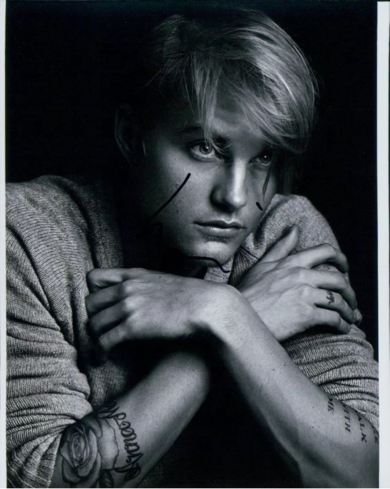 Toby Hemingway autograph