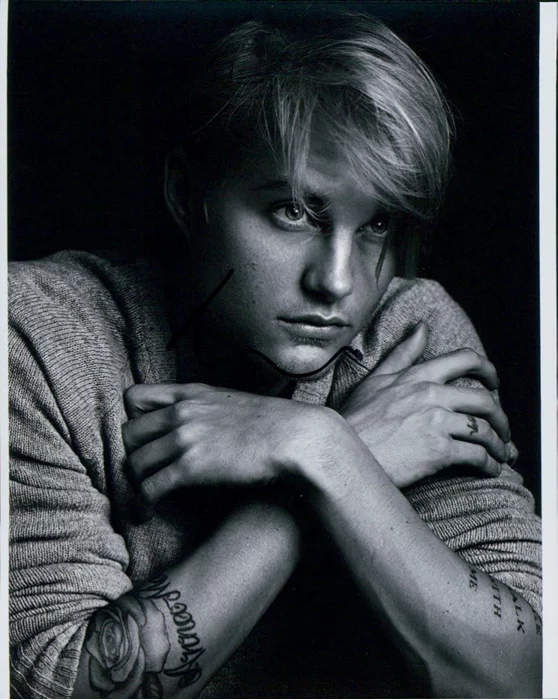 Toby Hemingway autograph