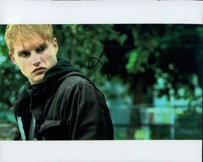 Toby Hemingway autograph