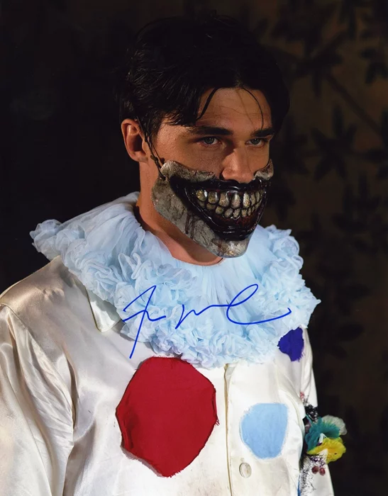 Finn Wittrock autograph