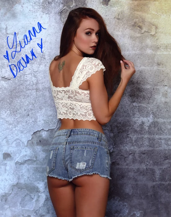 Leanna Decker autograph