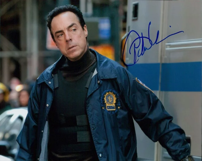 Titus Welliver autograph