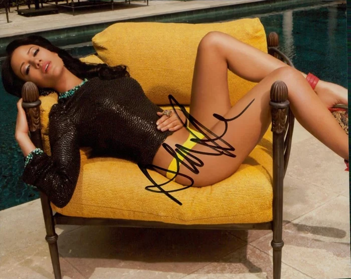 Heather Hemmens autograph