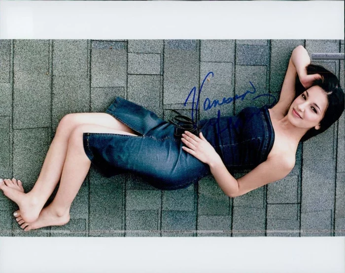 Vanessa Lengies autograph