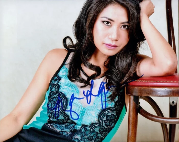 Liza Lapira autograph