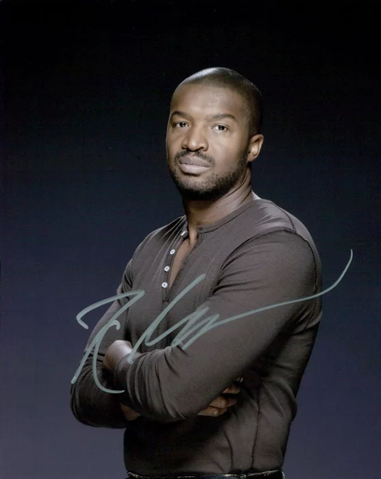 Roger Cross autograph