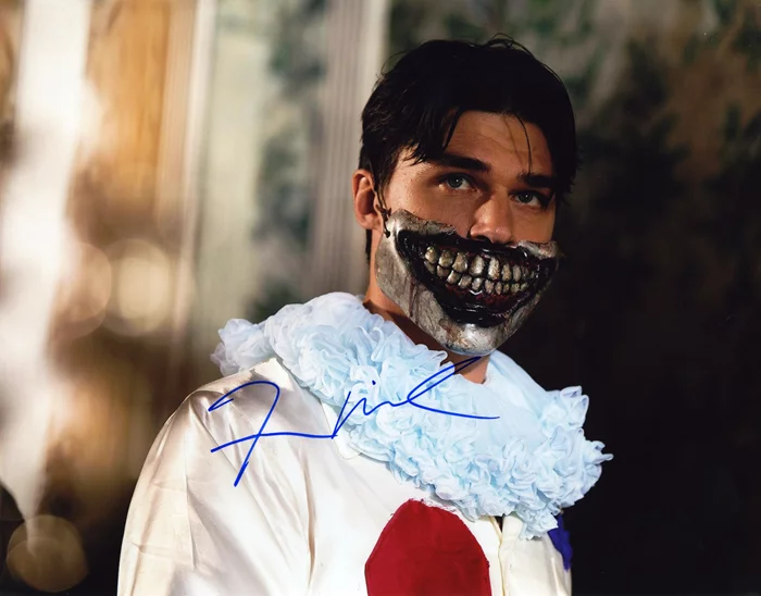 Finn Wittrock autograph