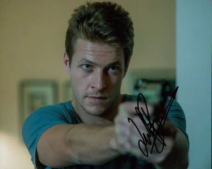 Luke Bracey autograph