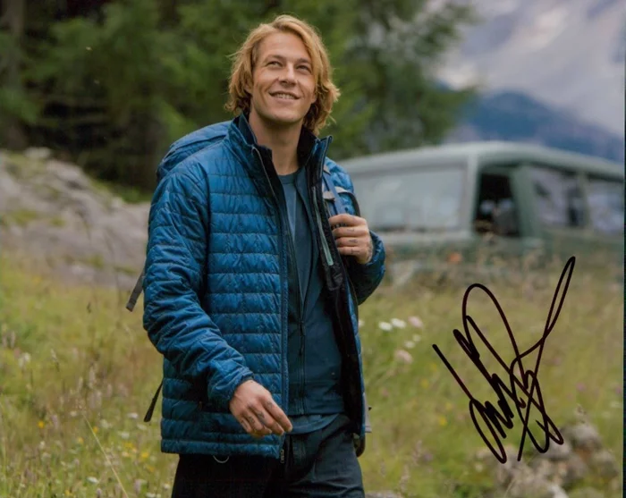 Luke Bracey autograph