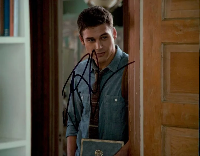 Ryan Guzman autograph