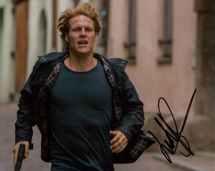 Luke Bracey autograph