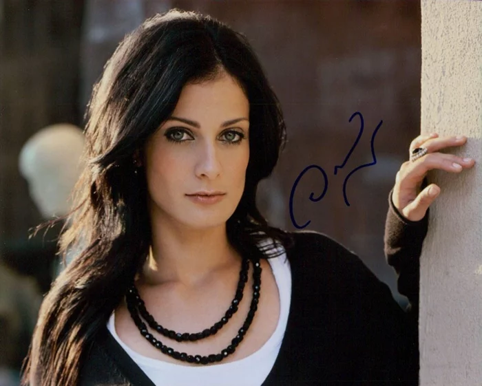 Dayanara Torres autograph