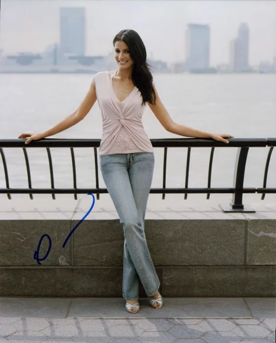 Dayanara Torres autograph