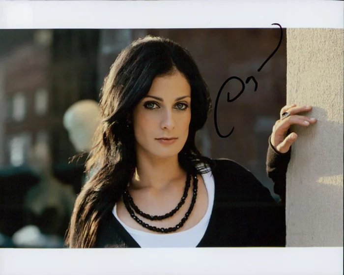 Dayanara Torres autograph