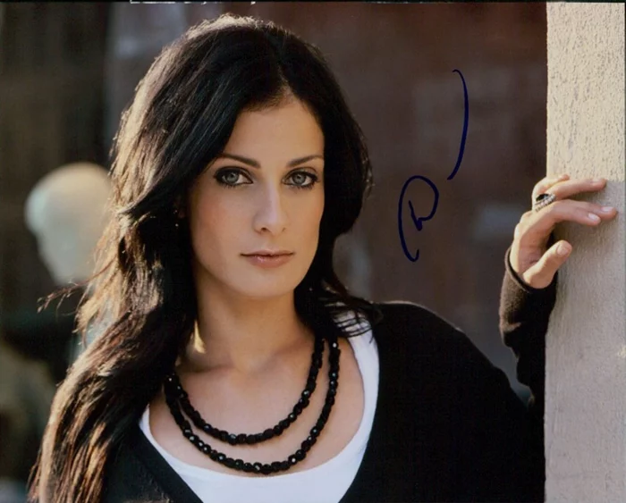 Dayanara Torres autograph