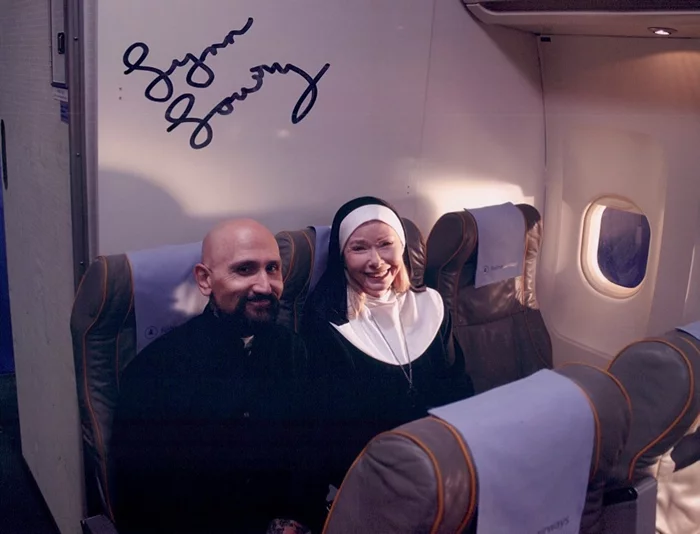 Lynn Lowry autograph