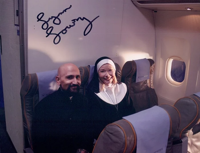 Lynn Lowry autograph