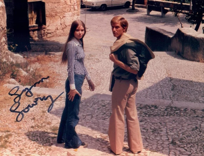 Lynn Lowry autograph