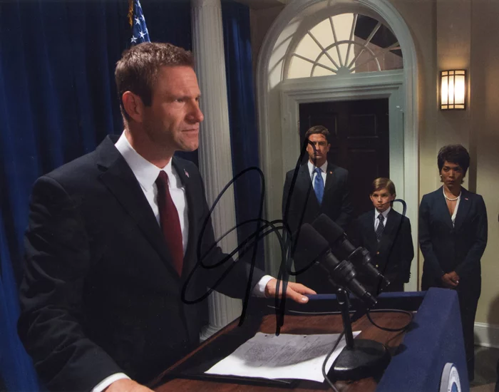Aaron Eckhart autograph