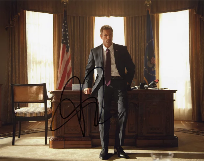 Aaron Eckhart autograph
