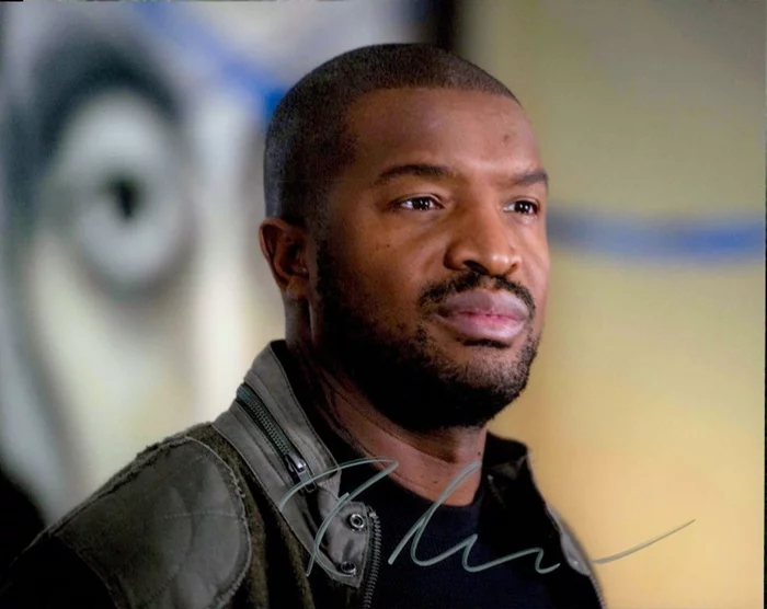 Roger Cross autograph