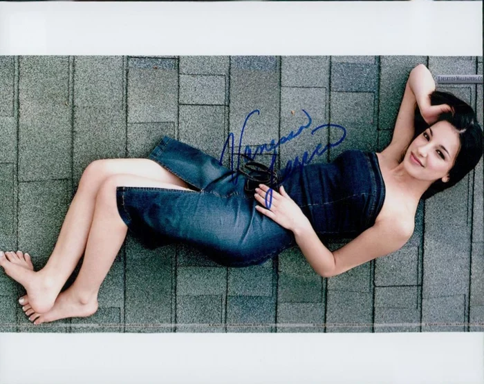 Vanessa Lengies autograph