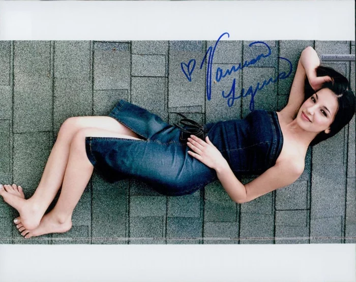 Vanessa Lengies autograph