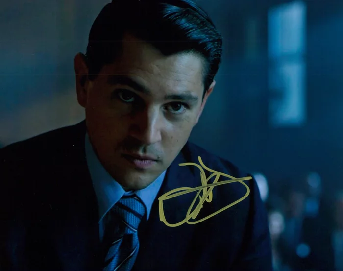 Nicholas D'Agosto autograph