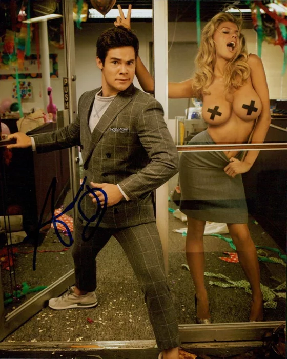 Adam  DeVine autograph