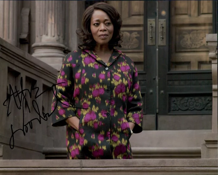 Alfre Woodard autograph