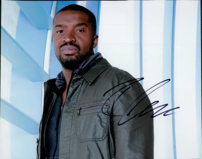 Roger Cross autograph