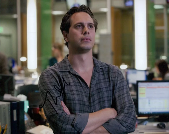 Thomas Sadoski autograph